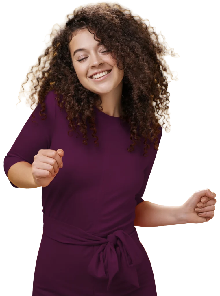 mulher de vestido roxo